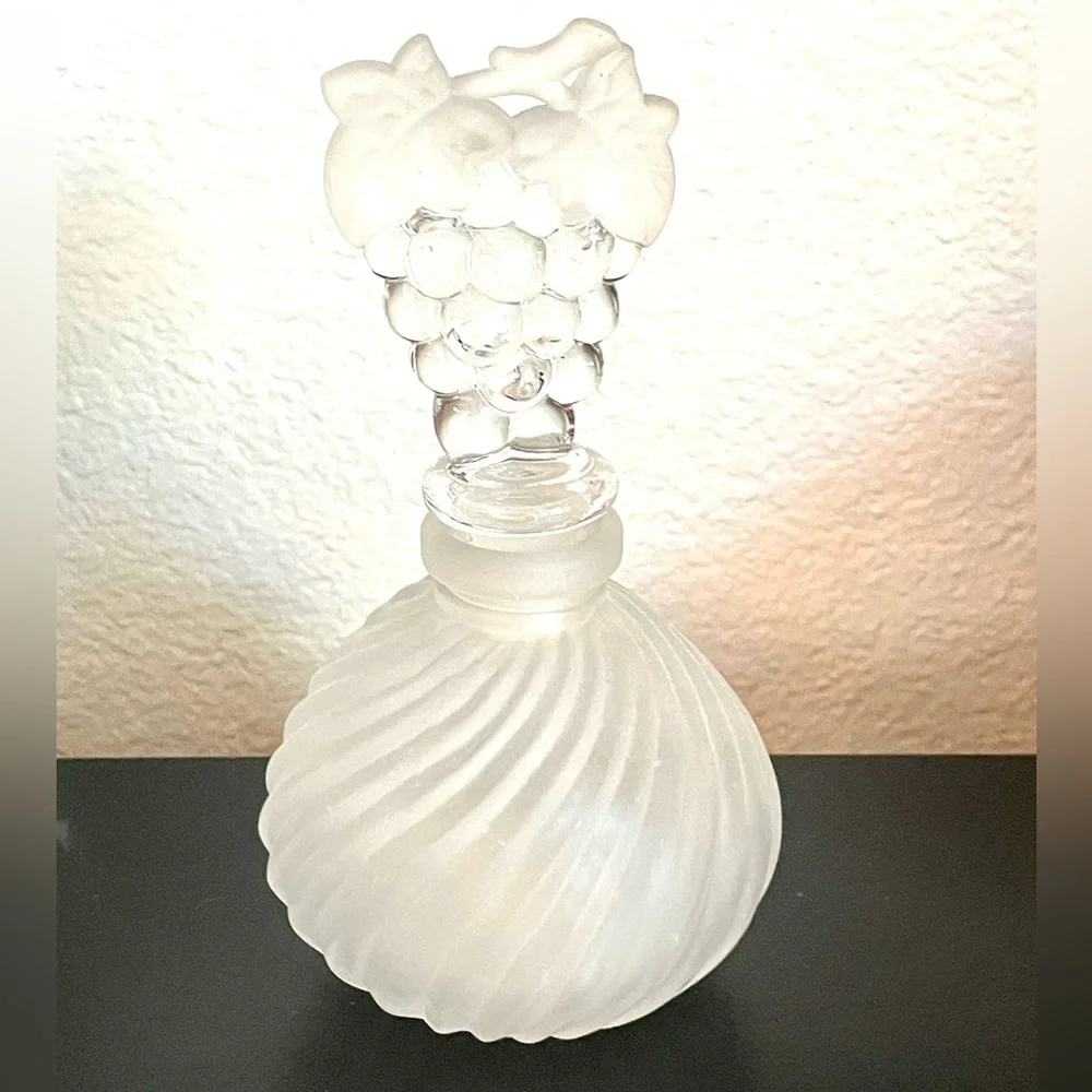 Vintage Vanity Frosted Glass Bottle with Dauber